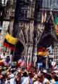 2005.08.18.-leute und papstsessel Das Papstwappen vor der Dompforte.